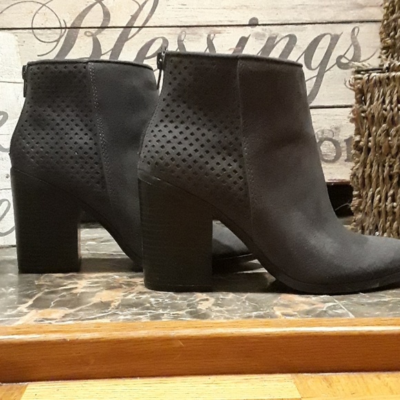 BOOTIES - Picture 3 of 5